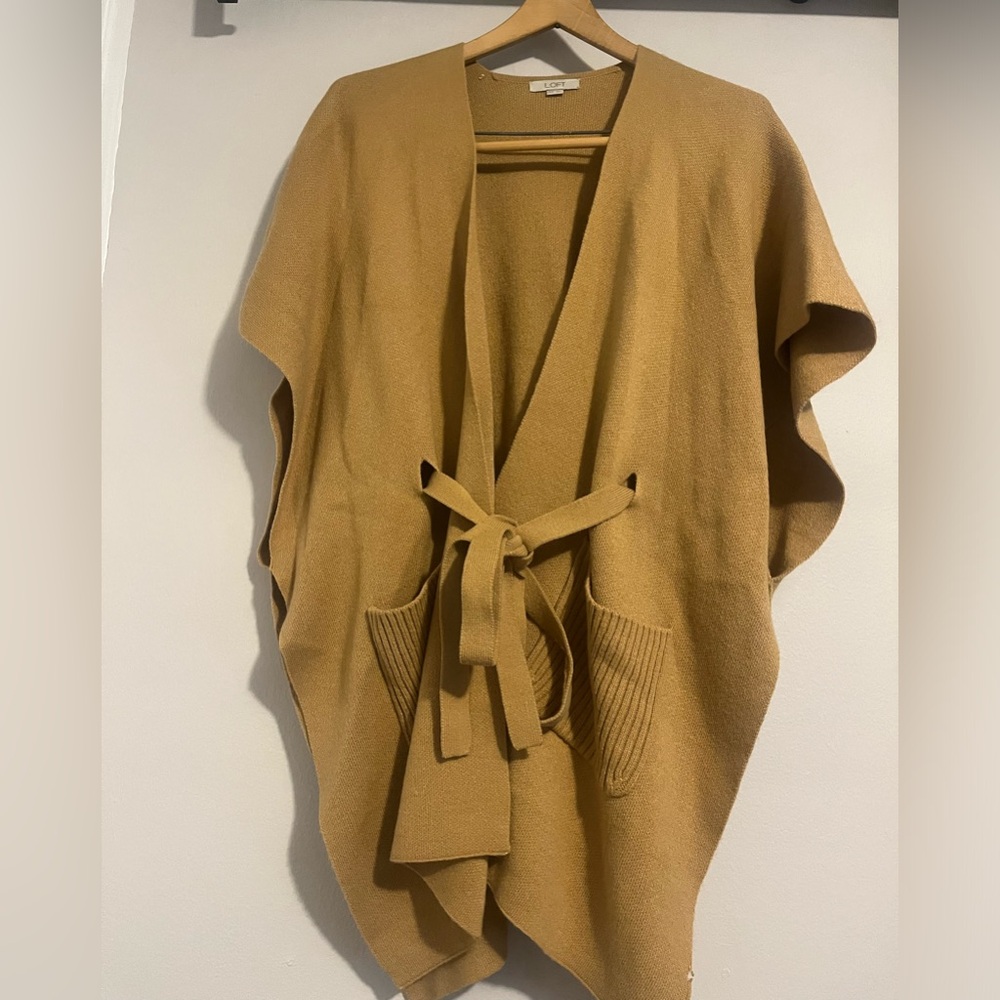 LOFT Women’s Poncho Knit Tie Wrap with front pockets. Camel color. Size XS